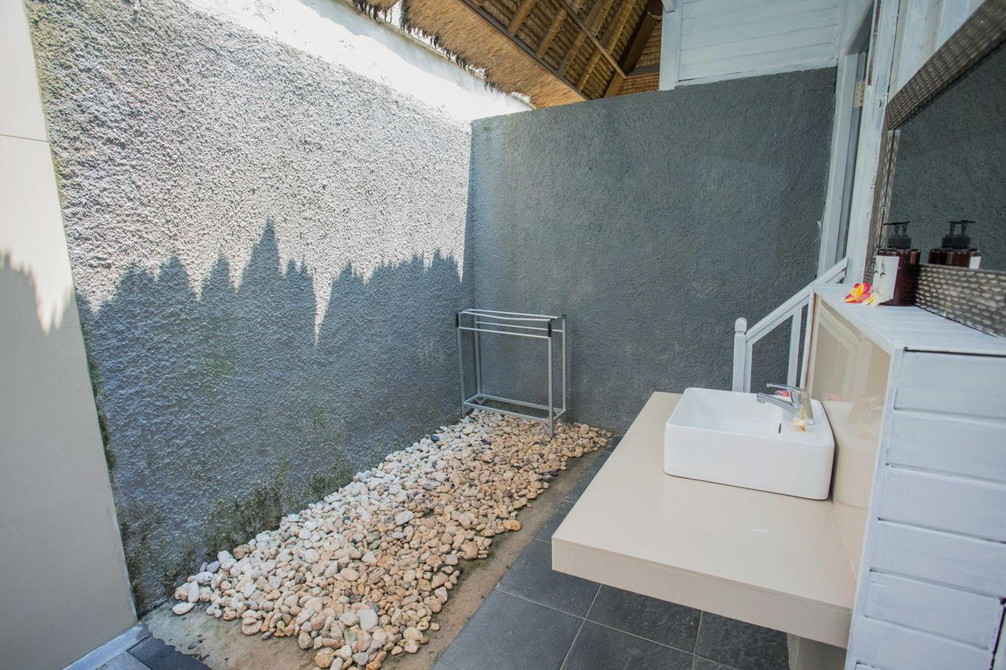 Koji Garden Huts Hotel นูซาเลมโบงัน ภายนอก รูปภาพ